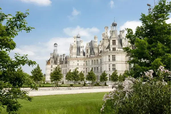 Vista do Château de Chambord, no Vale do Loire, um dos castelos mais famosos da França e opção de bate-volta a partir de Le Mans.
