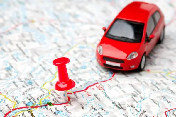 Mapa com carrinho de plástico em cima.