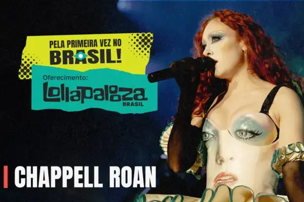 Chappell Roan se apresenta no Lollapalooza Brasil usando figurino artístico, cantando no palco com iluminação cênica durante o festival.