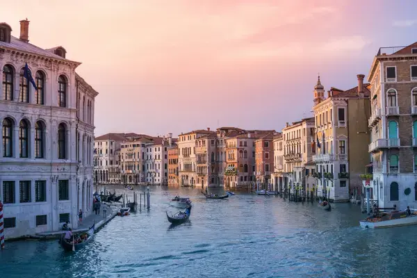 Grande Canal de Veneza com gôndolas e edifícios históricos às margens da água
