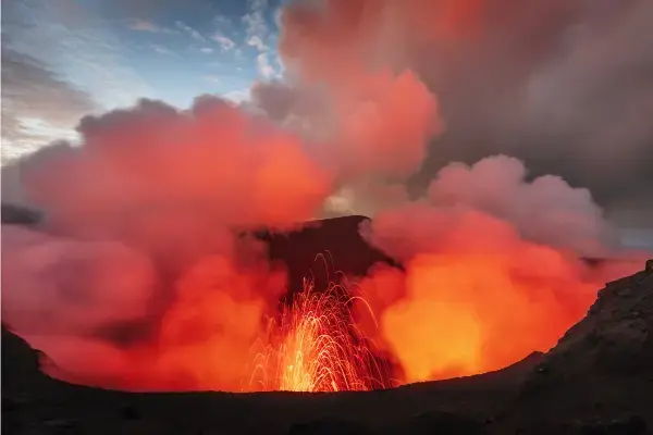 Monte Yasur em Vanuatu em erupção (Fonte: Adobe Stock)