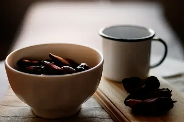 Pinhão e caneca de café