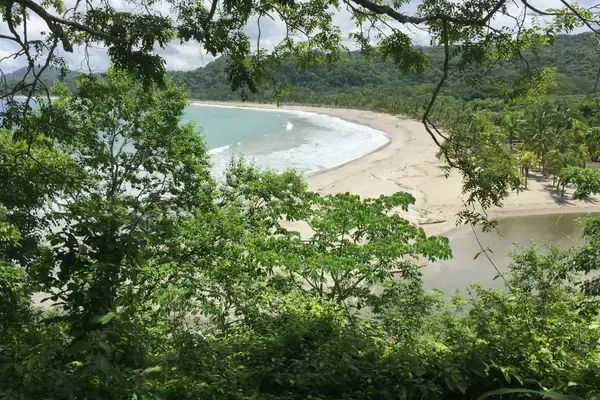 Baía cercada por mata na Península de Nicoya, Costa Rica