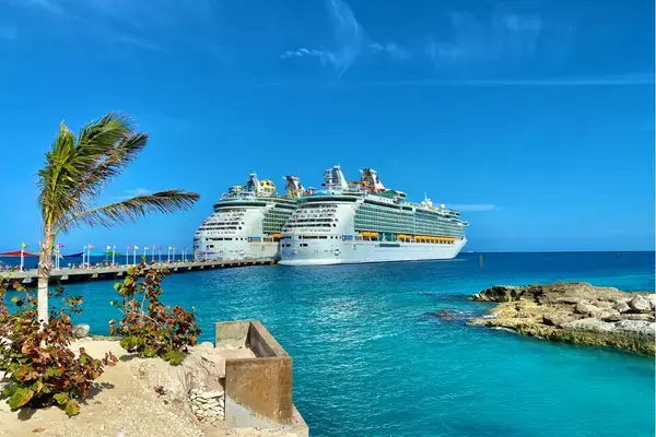 Navios de cruzeiro atracados em ilha das Bahamas, seguro viagem para cruzeiro