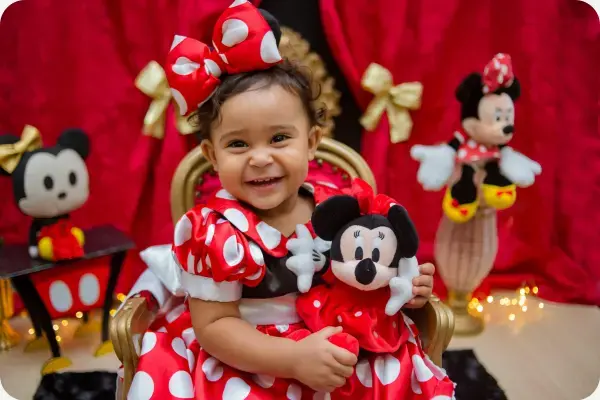 criança sorridente na Disney