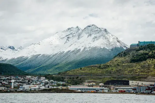 Vista de Ushuaia com montanhas nevadas ao fundo, ponto de partida para o Cerro Castor