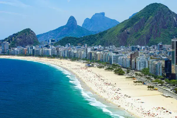 Vista aérea da praia de Copacabana no Rio de Janeiro com orla e prédios à beira-mar (Fonte: Canva)