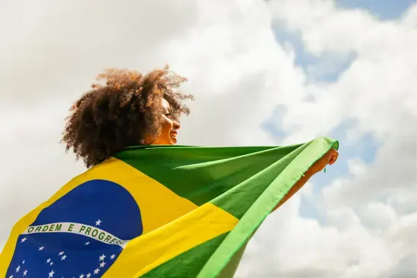 Mulher sorrindo com bandeira do Brasil