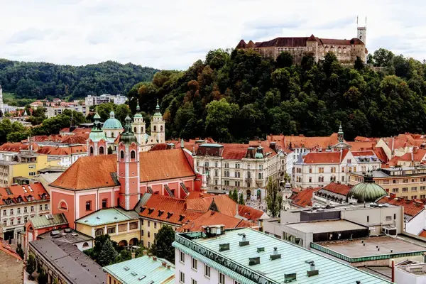 Vista panorâmica do centro de Ljubljana com o castelo no topo da colina