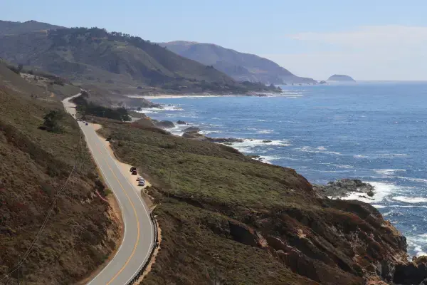 Estrada costeira na Califórnia com vista para o oceano