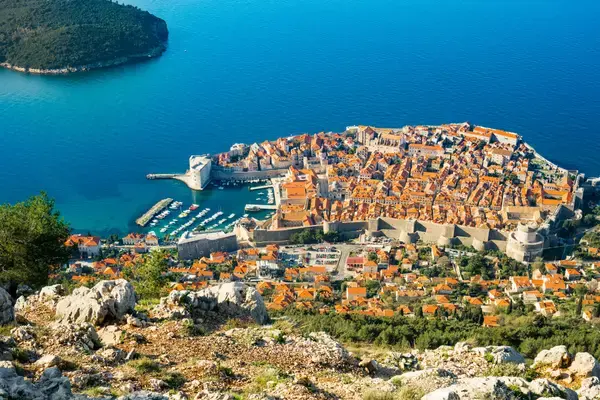 Muralhas de Dubrovnik na Croácia sem aglomeração fora da alta temporada