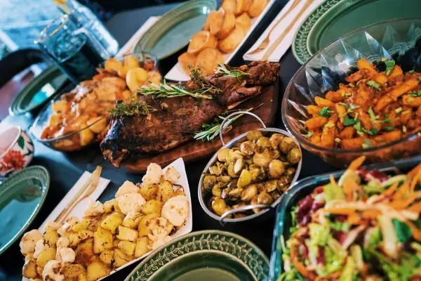 Mesa de Thanksgiving com pratos tradicionais do outono nos EUA.