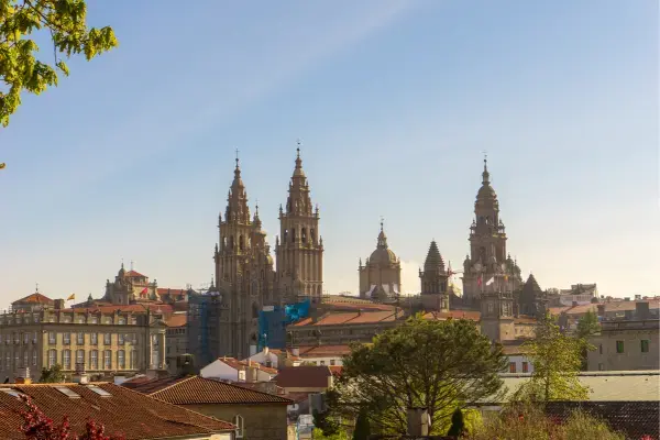 Torres da Catedral de Santiago de Compostela vistas do Parque da Alameda ao entardecer