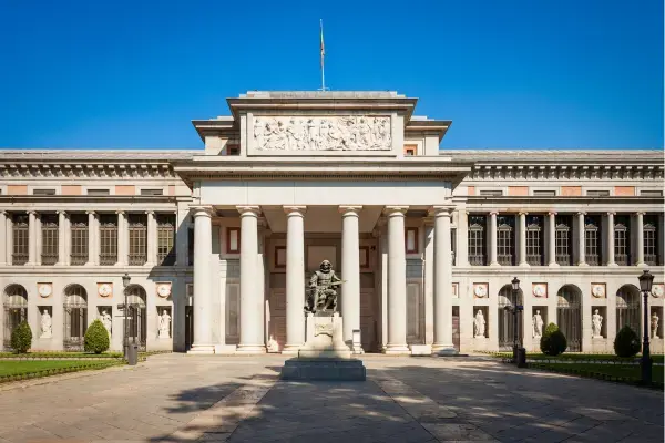 Pórtico hexástilo (seis columnas) de estilo neoclásico del Museo del Prado