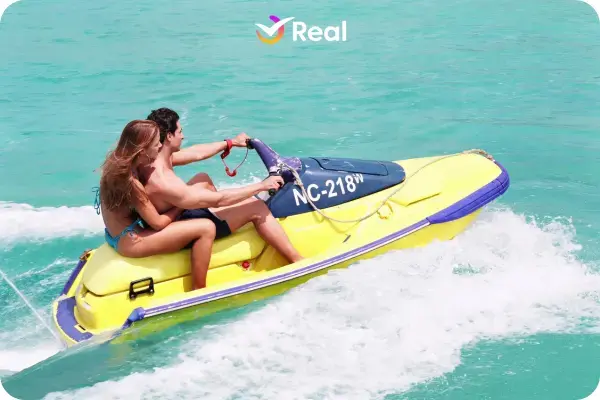 Casal andando de jetski em Curaçao