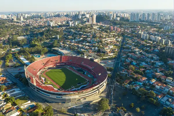 Vista aérea do estádio MorumBis em São Paulo, com bairros residenciais ao redor.