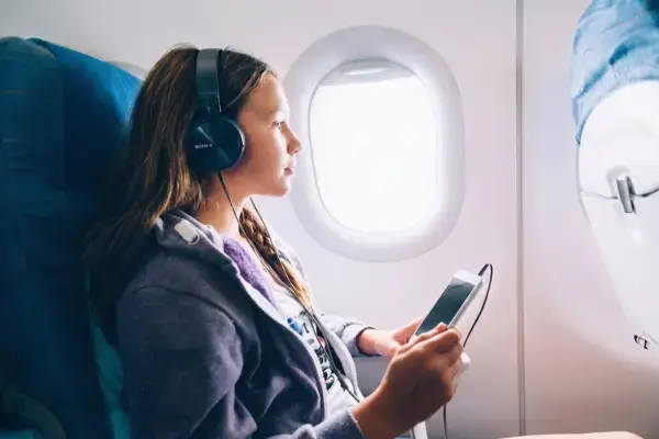 Passageiro confortável no assento do avião durante o voo