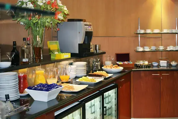 Buffet com bebidas e alimentos disponível em sala VIP de aeroporto