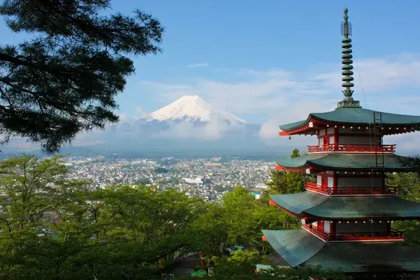 Monte Fuji com o Pagode Chureito em primeiro plano e cidade japonesa ao fundo