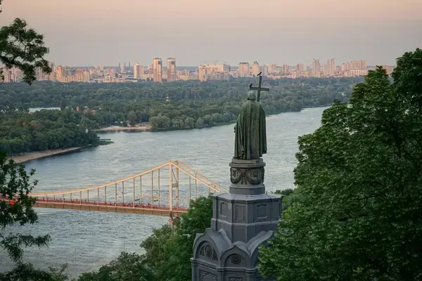 Vista de Kyiv e do rio Dnipro, no Leste Europeu