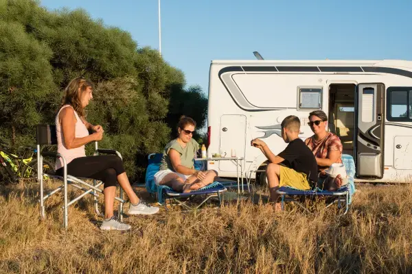 Família em viagem de motorhome