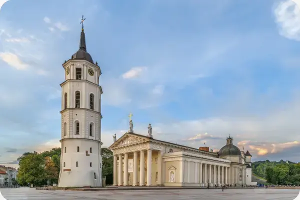 A catedral de Vilnius ou Basílica Arquicatedral de São Estanislau e São Ladislau de Vilnius é a principal igreja católica da Lituânia.