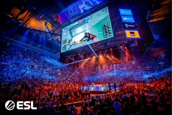 Telão exibe partida de Counter-Strike 2 durante o IEM Rio com arena cheia de espectadores