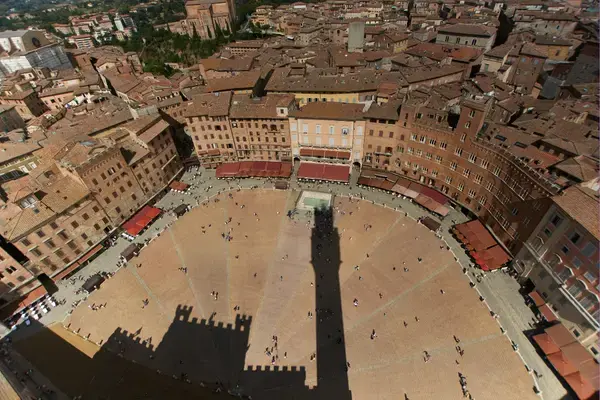 Piazza del Campo vista do alto da Torre del Mangia em Siena com formato de concha — Toscana Itália