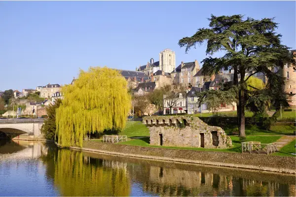 Vista do centro histórico de Le Mans com a Cité Plantagenêt, rio Sarthe e construções medievais ao fundo em dia ensolarado.