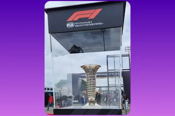 Troféu do Grande Prêmio de São Paulo em vitrine no autódromo