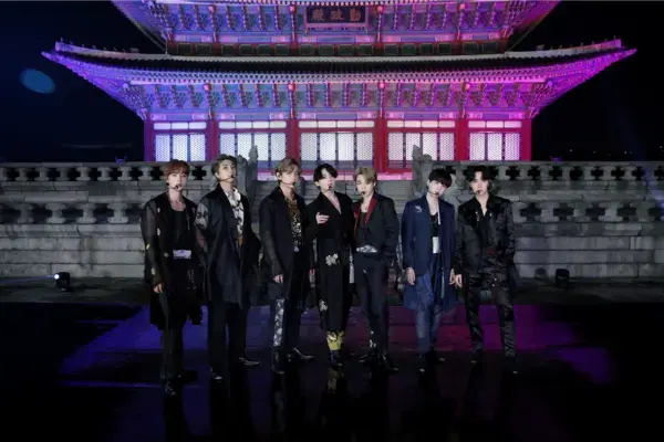 BTS em frente ao salão Geunjeongjeon no palácio Gyeongbokgung iluminado de roxo