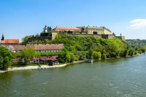 Fortaleza de Petrovaradin sobre uma colina verde às margens do Danúbio em Novi Sad.