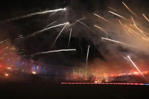 Torcedores celebram com fogos e luzes no Estádio El Cilindro, símbolo da paixão e da festa do futebol sul-americano.