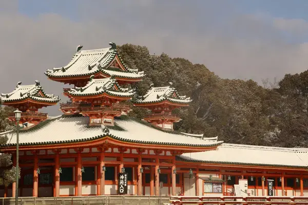 Templo em Kyoto no Japão com neve leve durante a baixa temporada de inverno