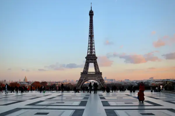 Torre Eiffel vista da praça do Trocadéro ao pôr do sol