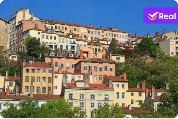Bairro na colina com escadas íngremes, ateliês de arte e mercados vibrantes.