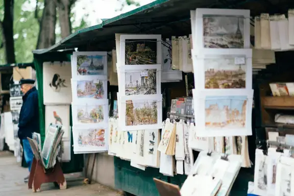 Bouquinistes com gravuras e cartões-postais às margens do Sena