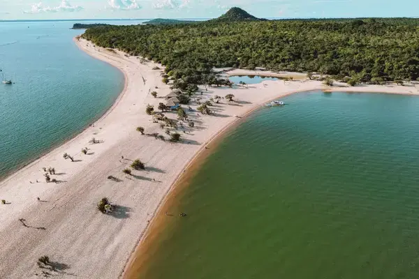 Vista aérea da Ilha do Amor em Alter do Chão com areia branca e rio Tapajós