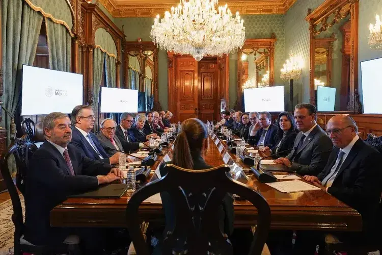 Pessoas importantes reunidas a mesa