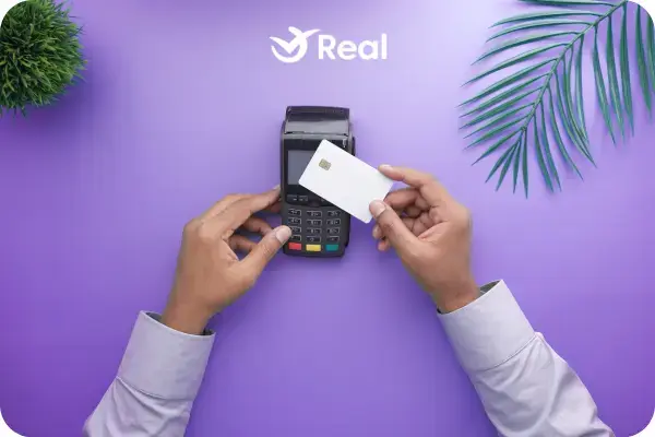 uma pessoa aproximando o cartão de crédito a uma maquina de cartão. fundo roxo com detalhes de seguro viagem.