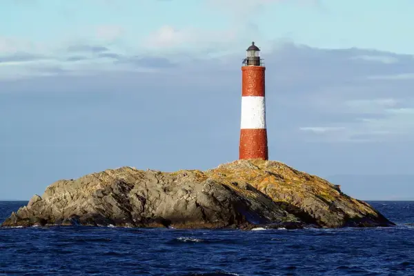 Farol Les Éclaireurs, situado no Canal Beagle em Ushuaia, na Patagônia Argentina. Foto tirada de um barco.