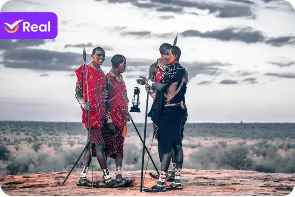 Tribo africana em foto, tres pessoas posicionadas ao centro
