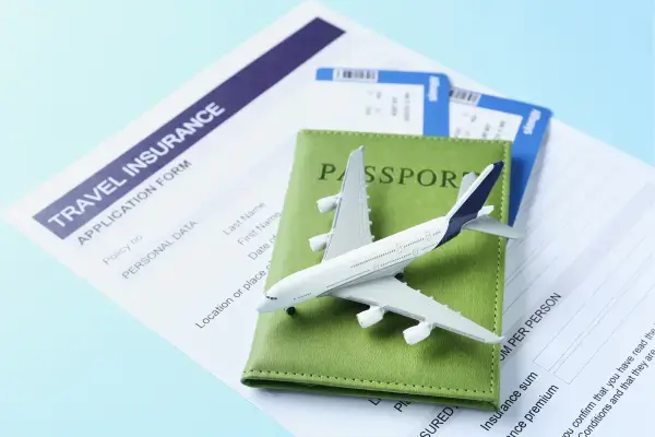 ilustração de apólice de seguro viagem e avião simbolizando saúde em viagem (Fonte: Canva)