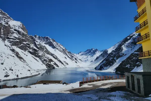 Resort Portillo e Lago del Inca congelado rodeados de montanhas nevadas nos Andes chilenos