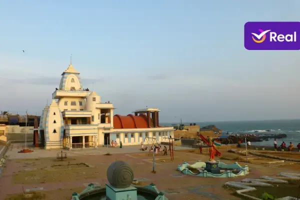 Templo colorido Vivekananda Rock Memorial na orla costeira da Índia com mar calmo.
