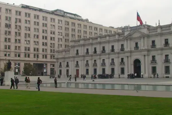 Prédio e movimentação no centro de Santiago
