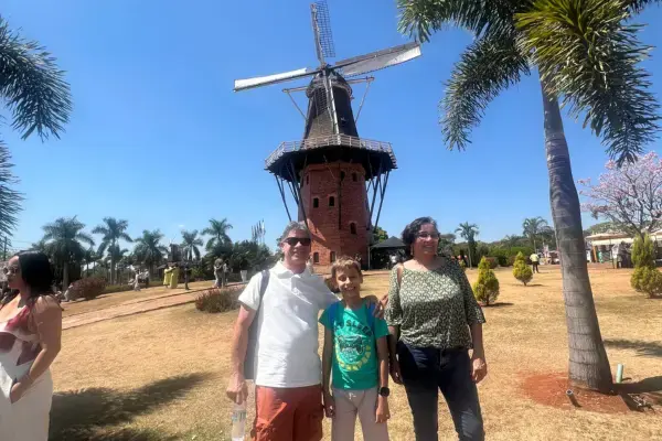 Família em frente ao Moinho Povos Unidos em Holambra (Fonte: Arquivo Pessoal/Emilly Chagas)