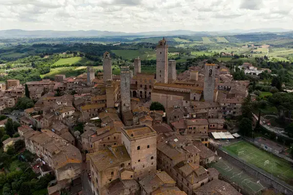 Vista aérea de San Gimignano com torres medievais e colinas da Toscana ao fundo — Itália