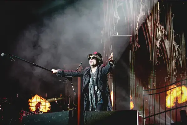 Vocalista no palco do Bangers Open Air 2025 com efeitos de fogo