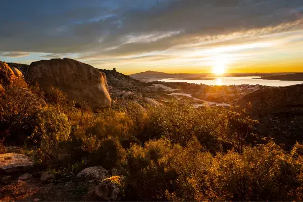 Lugar natural iluminado pela luz do sol